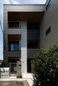外観｜世田谷区の旗竿地に建つ3階建て賃貸集合住宅