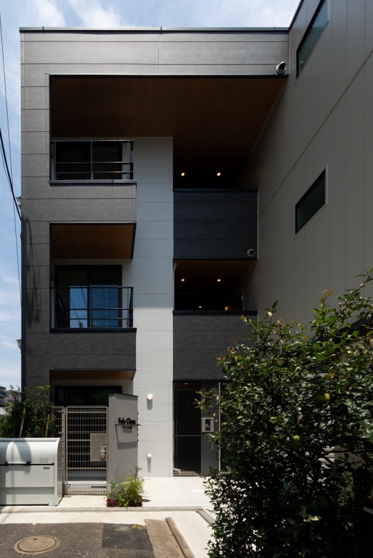 外観|世田谷区の旗竿地に建つ3階建て賃貸集合住宅
